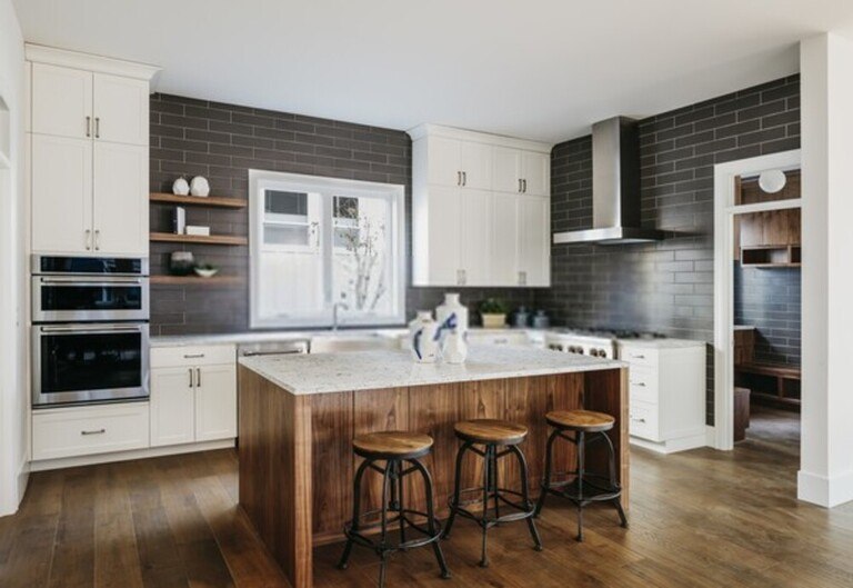 How to Pick Stools for the Kitchen Island?