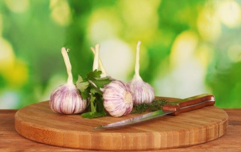 How to Get the Garlic Smell Out of Your Wooden Cutting Board?