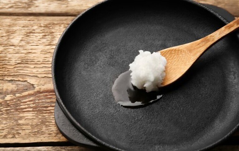 How to Get the Garlic Smell Out of Your Wooden Cutting Board?