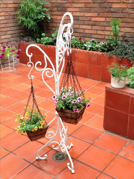 25 Vibrant Hanging Planter Ideas for Your Front Porch