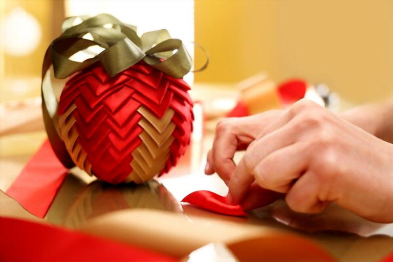 How Do You Make Christmas Decorations With Stuff Around The House? How Do You Make Christmas Decorations With Stuff Around The House?